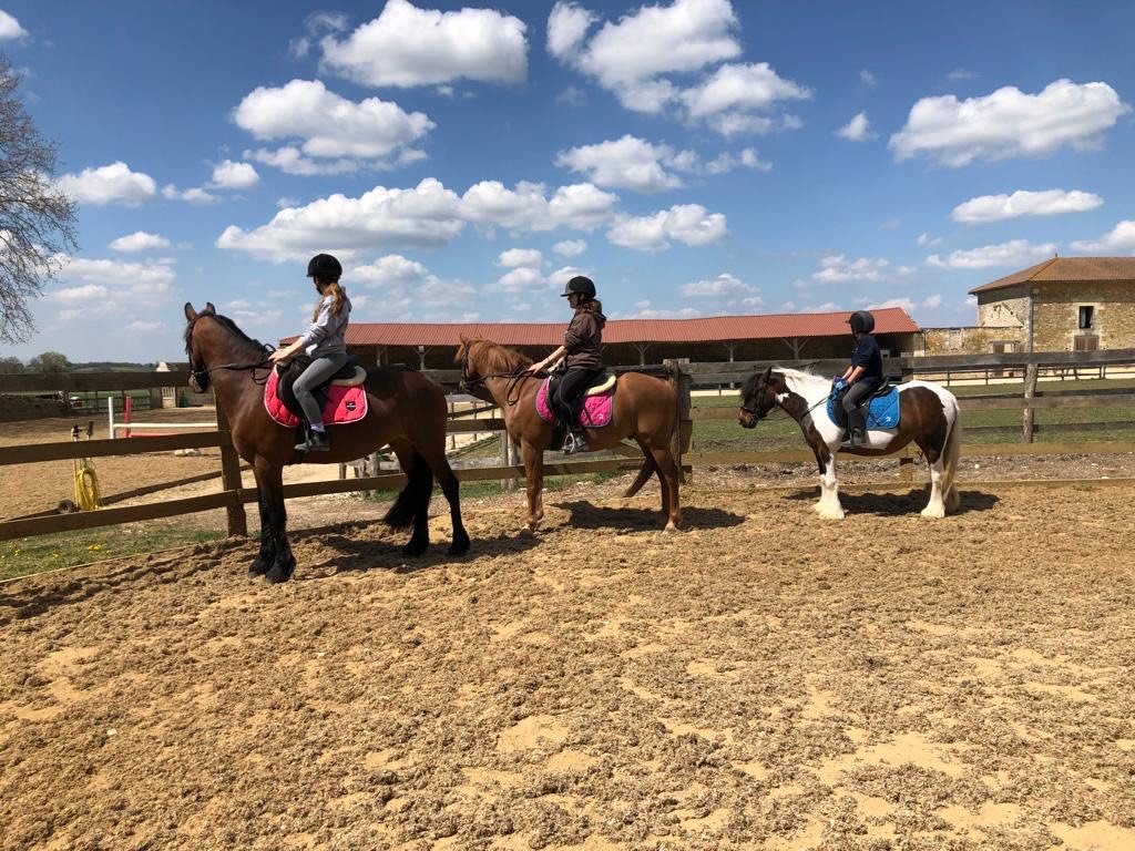 Cavalière et son poney au centre équestre EquiEnglish